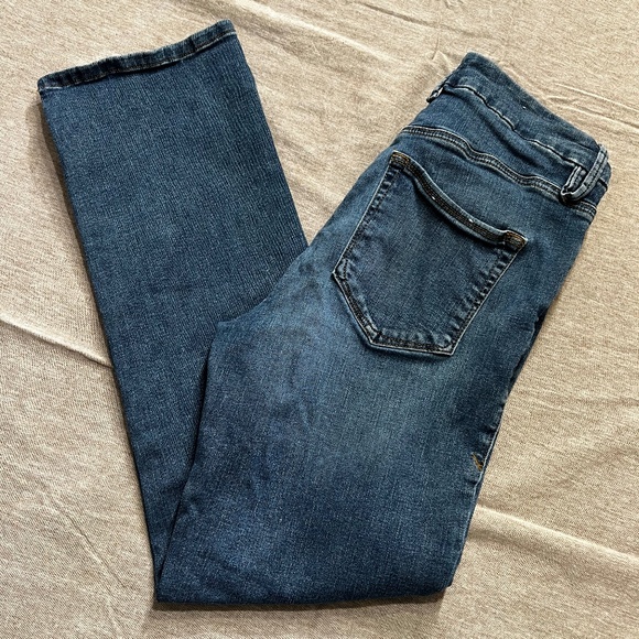 Good American Straight Leg Jean - Picture 4 of 9